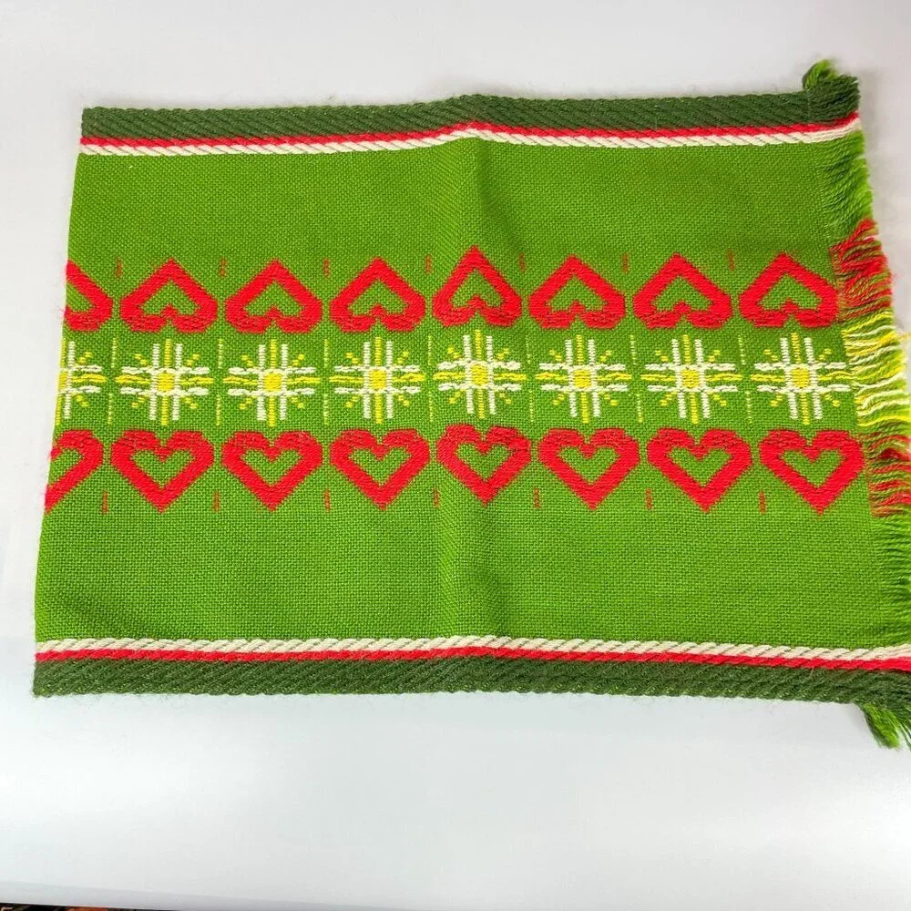 Vintage Green Polyacryl Heart & Snowflake Woven Tablerunner Bright Christmas